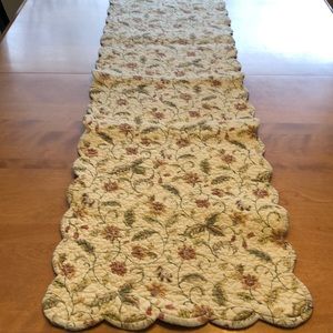 Reversible table runner